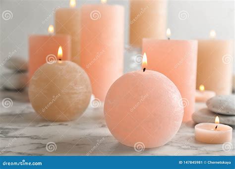 Composi O De Velas E De Pedras Ardentes Dos Termas Na Tabela Imagem De