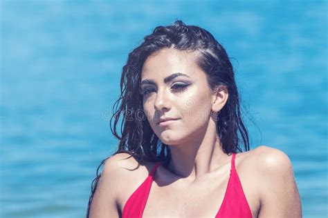 Portrait D Une Belle Femme Dans Le Bikini Rouge Sur La Plage Image