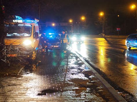 Wypadek Na Al Mickiewicza Samoch D Uderzy W Latarni Zdj Cia