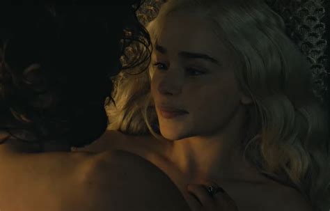 Game Of Thrones Emilia Clarke Raconte Une Sc Ne De Sexe Croustillante