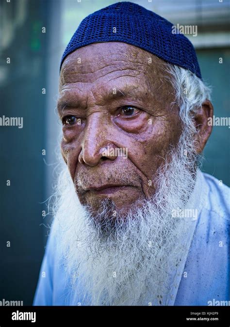 Yangon Yangon Region Myanmar 24th Nov 2017 A Muslim Man Waits To Enter Surtee Sunni Jumma