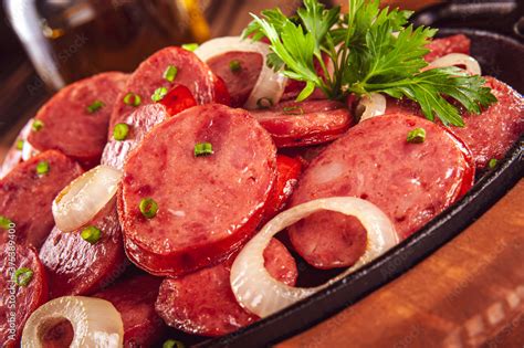 Foto De Sliced Smoked Fried Calabrese Sausage With Onion Brazilian