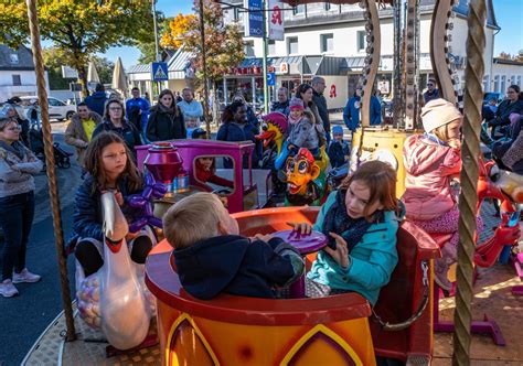 Sonne lockt in Emmelshausen auf Straße verkaufsoffener Sonntag