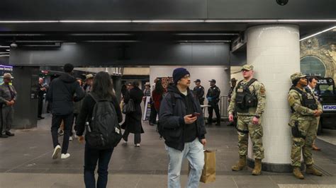 Les New Yorkais Réagissent Au Déploiement Du Métro De La Garde