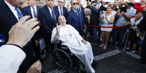 Il Papa Lascia Il Gemelli Tra Gli Applausi Sono Ancora Vivo