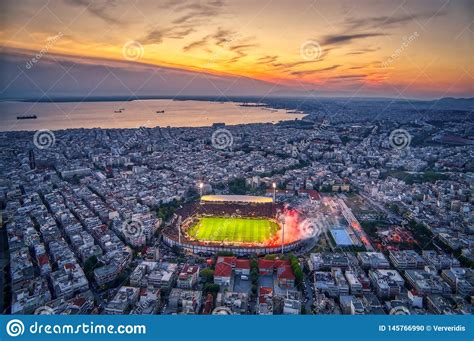 Lanzamiento A Reo Del Estadio De Toumba Por Completo De Los Fans Del