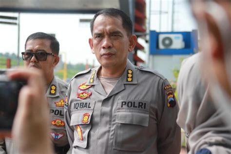 Catat Polisi Sembarangan Unggah Foto Bareng Tokoh Politik Bakal Kena