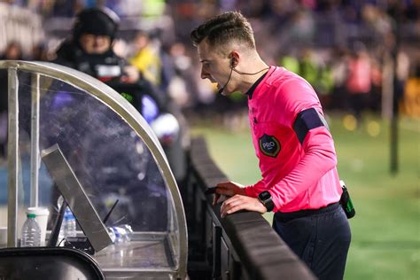 Mls Uruguayo Martín Cáceres Se Acercó A La Pantalla Del Var Y El