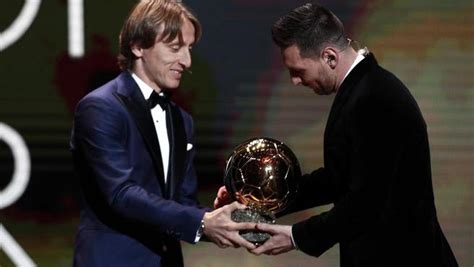 Lionel Messi Y Sus Extravagantes Atuendos En Las Galas Del Bal N De Oro