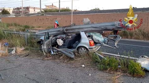 Terribile Incidente Sull Aurelia Automobile Distrugge Il Guardrail A