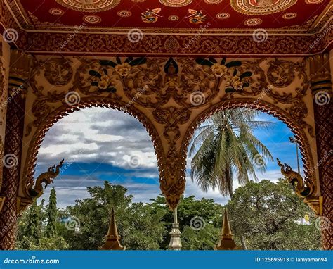 Un Oasis Tropical Visto Con Los Templos Arqueó Ventanas Imagen de