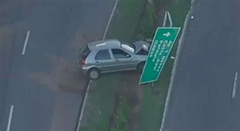 ACIDENTE Carro sai da pista e derruba placa de sinalização Aratu On