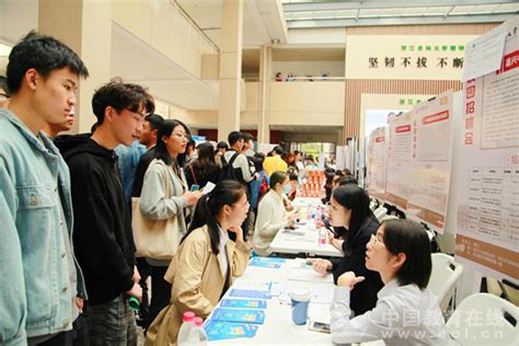 浙江农林大学毕业生招聘会进行中：1000多人达成意向 37人现场签约 —浙江站—中国教育在线