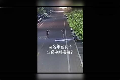 两个女子在马路中间摆拍，下一秒被醉驾男子骑车撞个正着