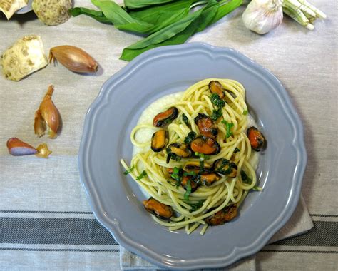 Spaghetti E Cozze Con Crema Di Sedano Rapa E Aglio Orsino