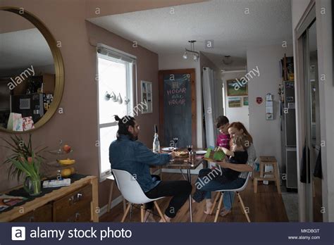 Familia comiendo mesa fotografías e imágenes de alta resolución Alamy