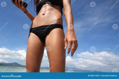 Het Lichaam Van Mooie Vrouwen In Bikini Met Het Overzees Op De