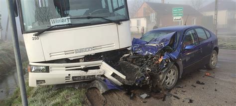 Zderzenie osobówki z autobusem szkolnym w miejscowości Nowa Zagość