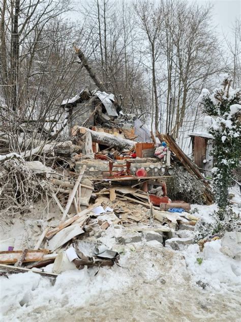 Cisiec Drzewo Spad O Na Dom Jedna Osoba Nie Yje Zdj Cia