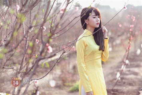 Hot girl miền khoe vẻ đẹp đặc trưng trong tà áo dài truyền thống