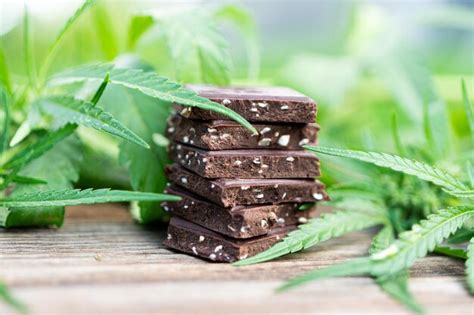 Chocolate Con Cannabis Y Cogollos De Marihuana Sobre La Mesa Concepto