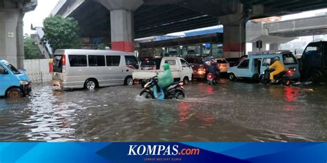 Hujan Deras Jalan DI Panjaitan Jakarta Timur Tergenang