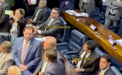 Vídeo mostra reação de Moro e Flávio Bolsonaro à aprovação de Dino ao STF