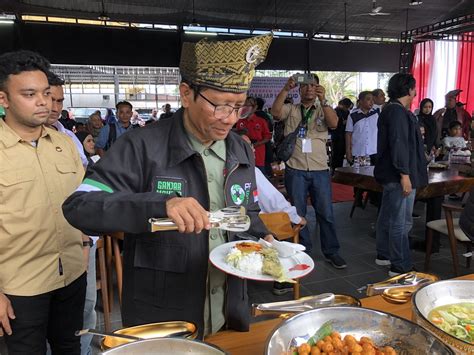 Keseruan Mahfud MD Santap Gulai Ikan Selar Khas Riau Okezone Lifestyle