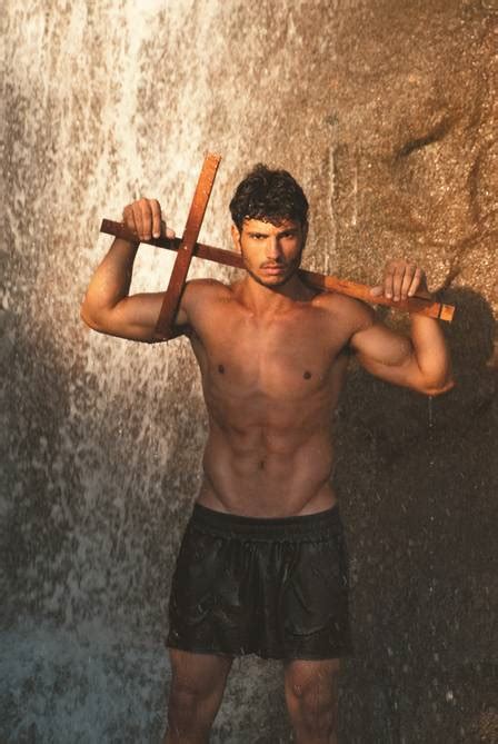 Pol Mica Modelo Posa Ter O Para Revista Gay