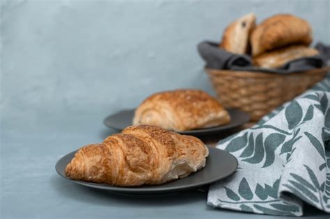 Croissants caseros recién horneados para el desayuno croissant