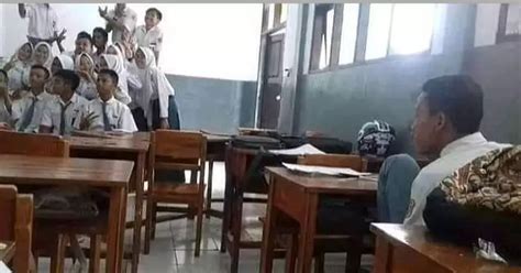 Aksi Jenaka Murid Yang Duduk Di Kursi Belakang Bikin Ngakak