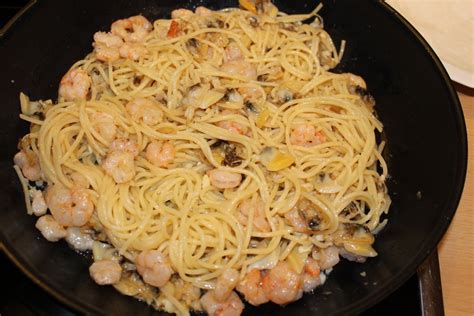 Spaghetti Vongole E Gamberetti Con Sugo Di Pomodoro E Scalogna