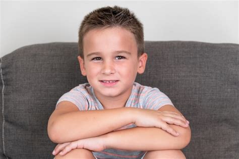 Retrato de un niño divertido sonriendo y riendo mirando a la cámara