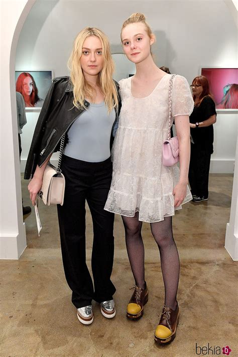 Dakota Y Elle Fanning En Un Galería Fotográfica Más Que Hermanas Las Actrices Dakota Y Elle