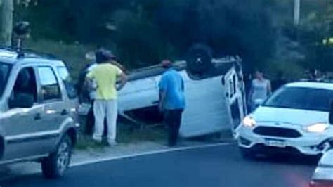 Volcó en los Cortes de Furt una camioneta que llevaba tres chicos El