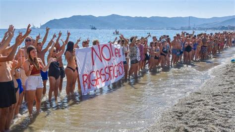 Savona Rigassificatore Catena Umana Di Mila Persone Con Lo Slogan