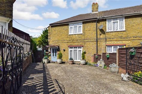 Longley Road Rochester Kent 2 Bed End Of Terrace House £280 000