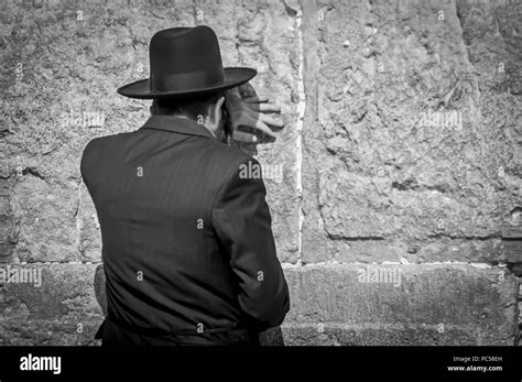 Hombre Ortodoxo Jud O Orando En El Muro De Los Lamentos Muro