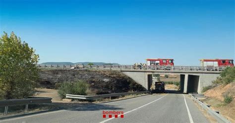 Un Vehicle Incendiat Talla Un Carril A L AP 2 I Provoca Retencions A L