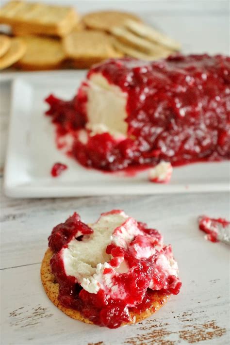 This Easy Homemade Cranberry Cinnamon Goat Cheese Log Is The Ultimate