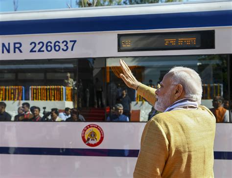 Vande Bharat Express Train ವಂದೇ ಭಾರತ್‌ ಎಕ್ಸ್‌ಪ್ರೆಸ್‌ಗೆ ಪ್ರಧಾನಿ ಮೋದಿ