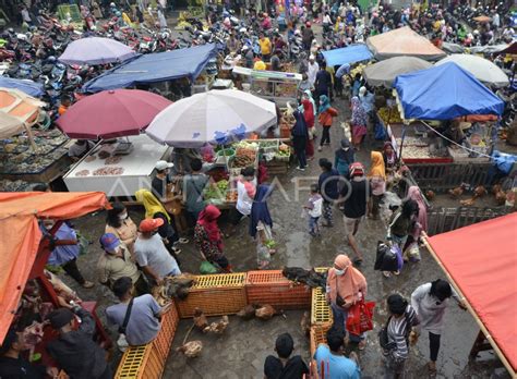Keramaian Pasar Tradisional Jelang Lebaran Antara Foto