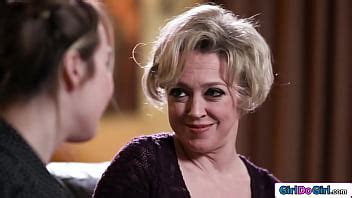 Milf Juegos De Rol Y Enfrenta A Su Joven Fan XVIDEOS