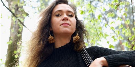 Olivia Gay la violoncelliste qui joue au milieu des forêts
