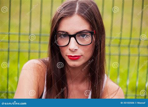 Retrato De Vidros Vestindo Da Jovem Mulher No Campo De Jogos Foto De