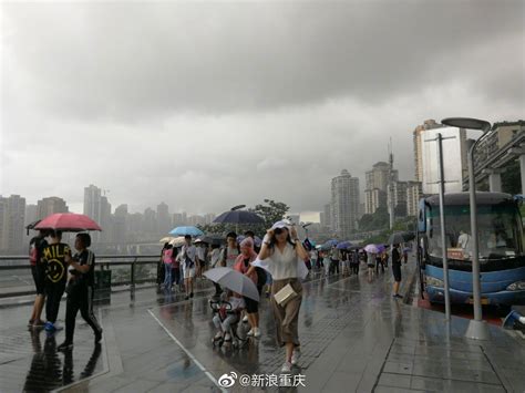 重庆第n次入夏失败 暴雨突袭行人被困轻轨站 暴雨 轻轨站 行人 新浪新闻