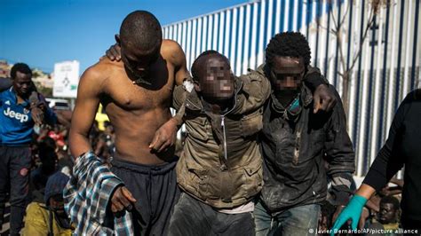 Thousands Of Migrants Storm Fence At Morocco Spain Border News DW