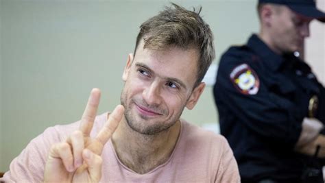Regierungskritiker Nicht In Lebensgefahr Pussy Riot Mitglied Wurde Offenbar Vergiftet N Tv De