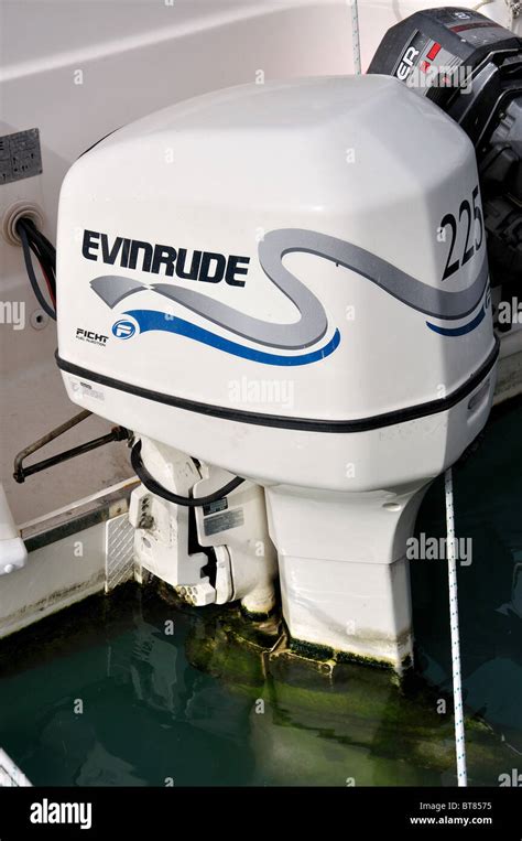 Motor Fuera De Borda Evinrude En Barco En El Puerto La Ciudad De