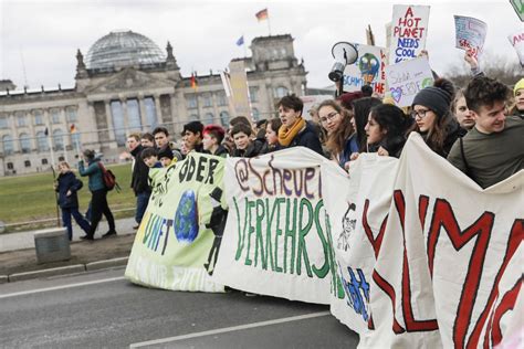 Bild Zu Fridays For Future Aktivisten Ruft Erwachsene Zum Klimastreik